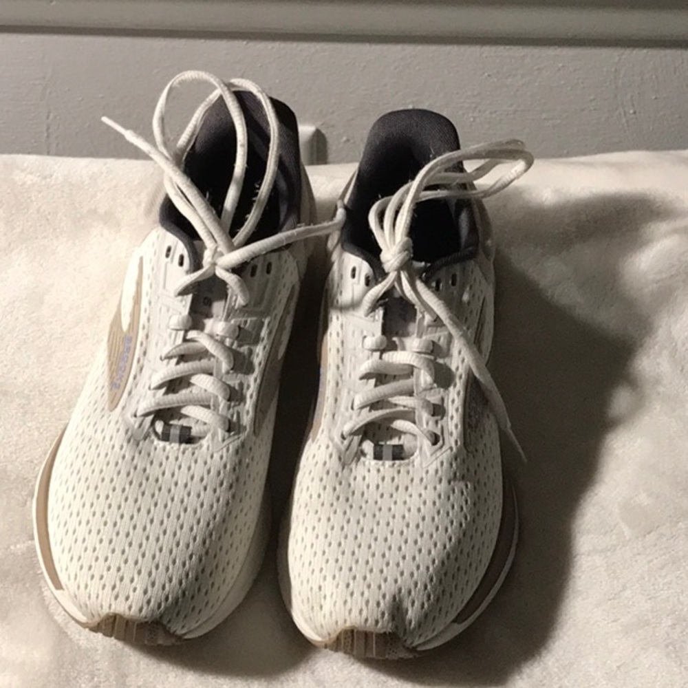 Brooks size 7.5 cream/tan shoe excellent condition just washed .